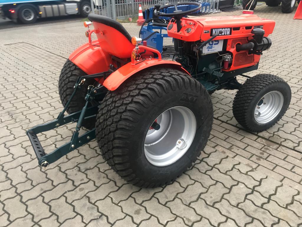 Kubota Traktor B7000 mit Allradantrieb (Anbaugeräte optional) – SB