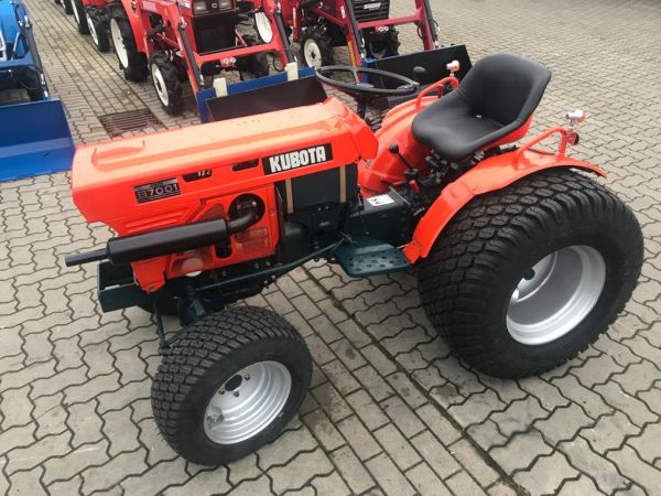 Kubota B7000 mit Rasenreifen